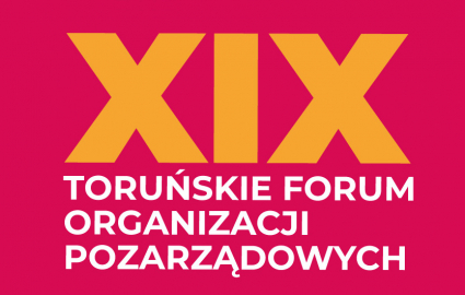 Napis XIX Toruńskie Forum Organizacji POzarządowych. Żółte i białe litery na malinowym tle.