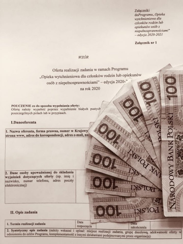 pierwsza strona wzoru oferty konkursowej w tle, 7 banknotów 100 złotowych, zdjęcie w kolorach bieli i szarości 