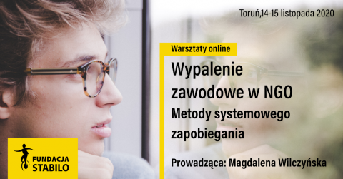 plakat informacyjny o warsztatach, twarz młodego mężczyzny w okularach patrzącego w okno, w oknie odbicie, nazwa wydarzenia w kolorze czarnym