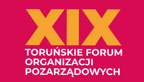 Napis XIX Toruńskie Forum Organizacji POzarządowych. Żółte i białe litery na malinowym tle.