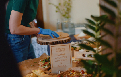 Kobieta nakładająca kanapki