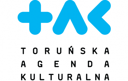 logo Toruńskiej Agendy Kulturalnej, na białym tle niebieski skrót TAK, poniżej w czerni rozwinięcie nazwy Agendy  