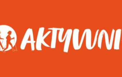 Logo Programu Aktywni+, pomarańczowy prostokąt z białym kółkiem, w tle pomarańczowe dwie sylwetki w ruchu i napis biały Aktywni+