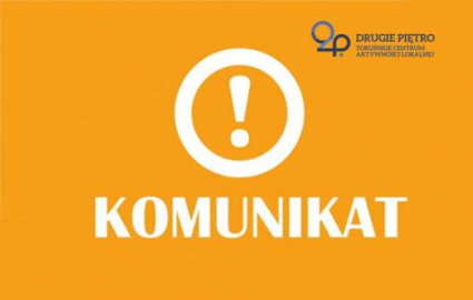 Na pomarańczowym tle biały tekst KOMUNIKAT z białą grafiką obrys koła, a w nim wykrzyknik, w prawym górnym rogu logo Toruńskiego Centrum Aktywności Lokalnej 2.Piętro w kolorze czarnym
