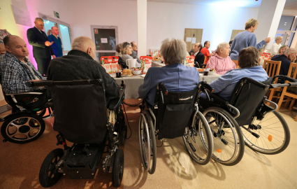 Zdjęcie osób z niepełnosprawnościami przy okrągłym stole