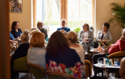 Osoby siedzące w kole