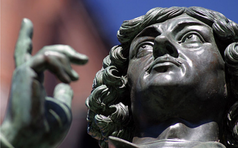 Twarz Mikołaja Kopernika z toruńskiego pomnika Wielkiego Astronoma.