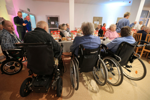Zdjęcie osób z niepełnosprawnościami przy okrągłym stole
