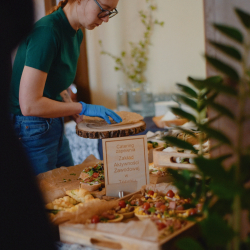 Kobieta nakładająca kanapki