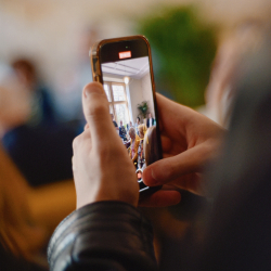 Osoba nagrywająca film telefonem