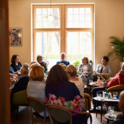 Osoby siedzące w kółku