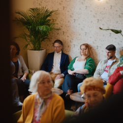 Osoby siedzące w kółku