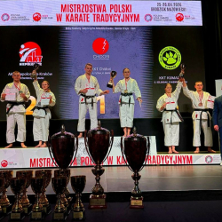 Podium zawodów karate