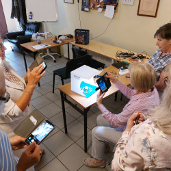 Seniorki fotografujące biżuterię w light boxie