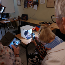 Seniorki fotografujące biżuterię w light boxie